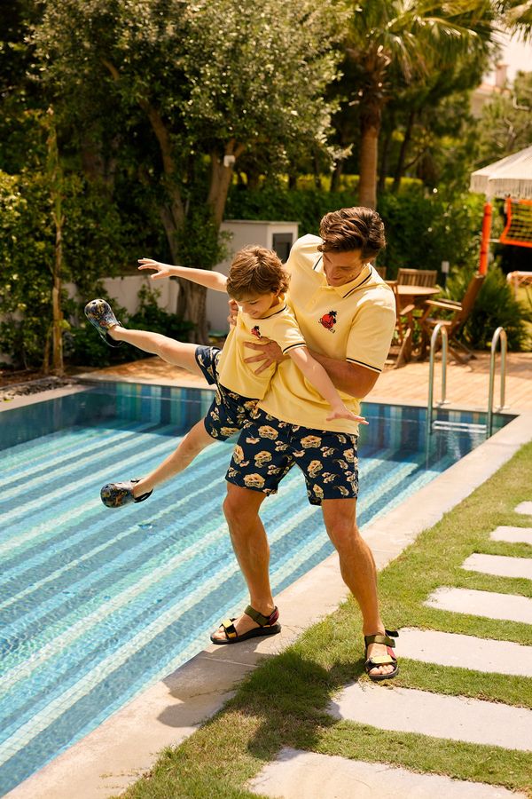 AC&Co / Altınyıldız Classics AC&Co / Altınyıldız Classics Boys' Navy Blue-Yellow Standard Fit Regular Fit, Quick Drying Patterned Kids' Swimwear Beach Shorts.