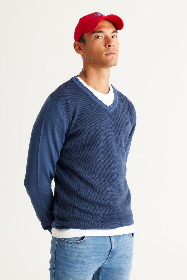 ALTINYILDIZ CLASSICS ALTINYILDIZ CLASSICS Men's Indigo-Navy Blue Standard Fit Regular Fit V Neck Knitwear Sweater