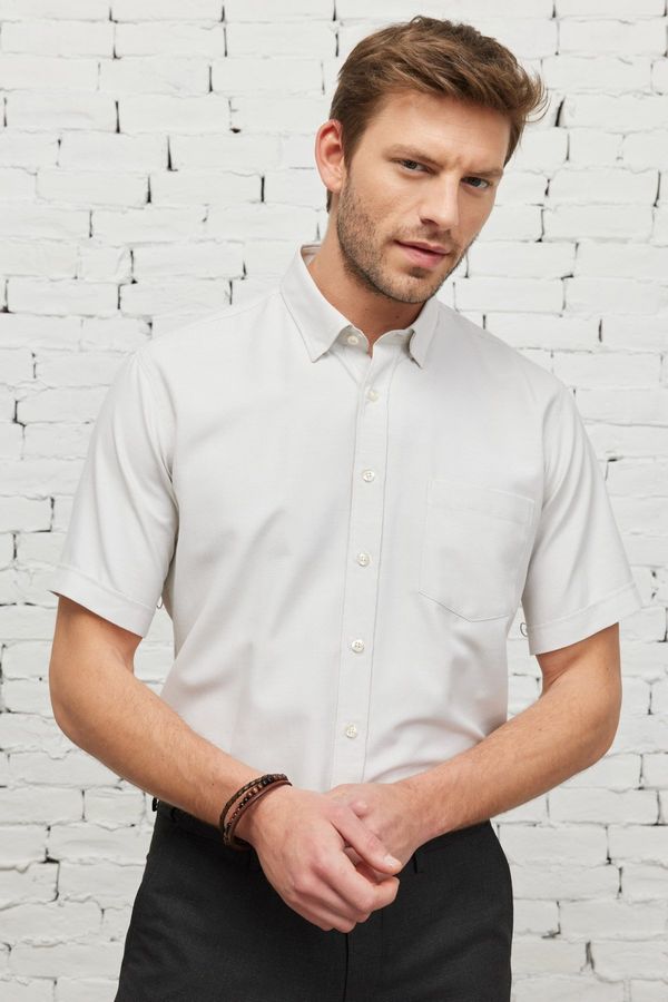 ALTINYILDIZ CLASSICS ALTINYILDIZ CLASSICS Men's White-beige Comfort Fit Comfy Cut Buttoned Collar Dobby Short Sleeve Shirt with Pocket.