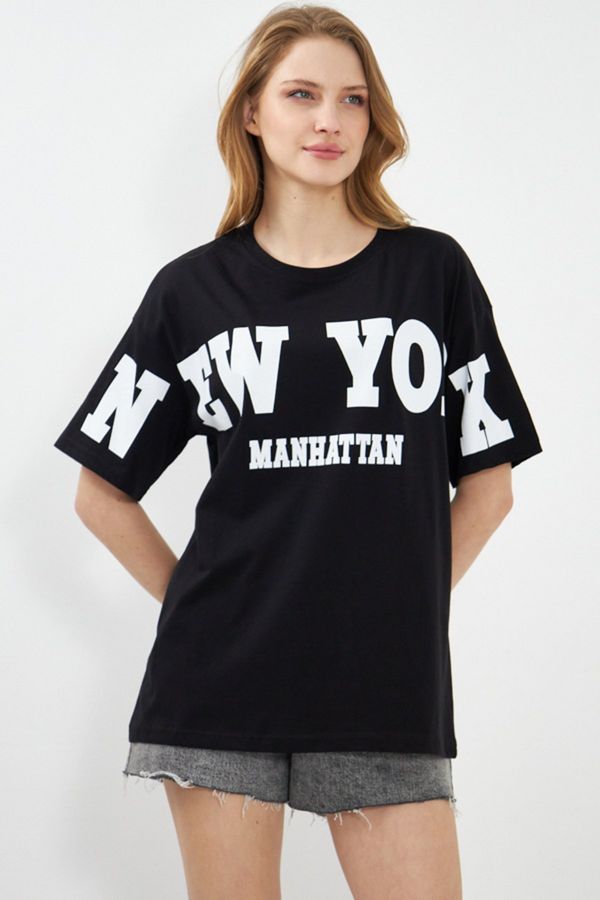 armonika armonika Women's Black Oversize T-Shirt with New York Lettering on the Front