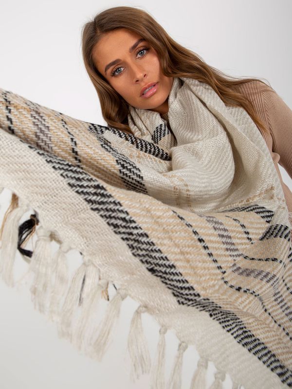 Fashionhunters Beige knitted scarf