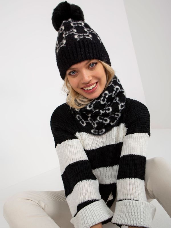 Fashionhunters Black and white women's patterned neck warmer