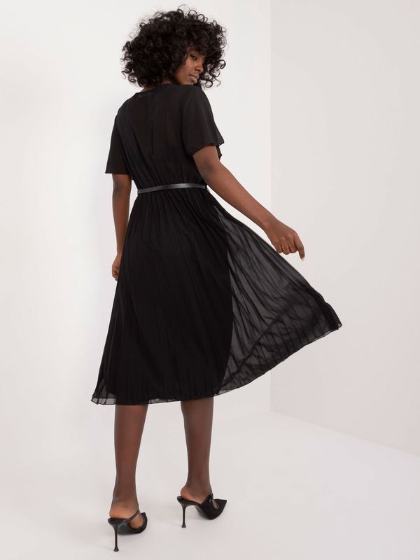 Fashionhunters Black pleated dress with short sleeves