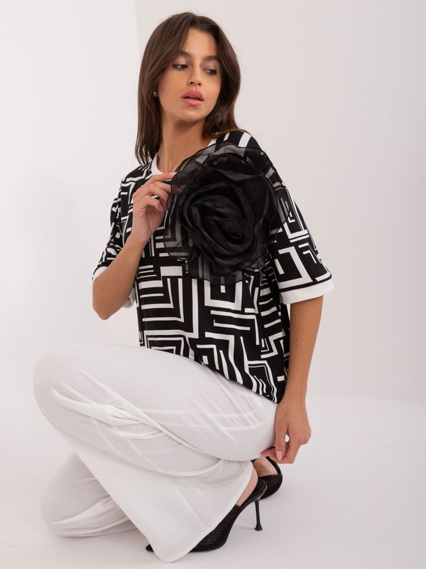 Fashionhunters Black women's blouse with geometric pattern