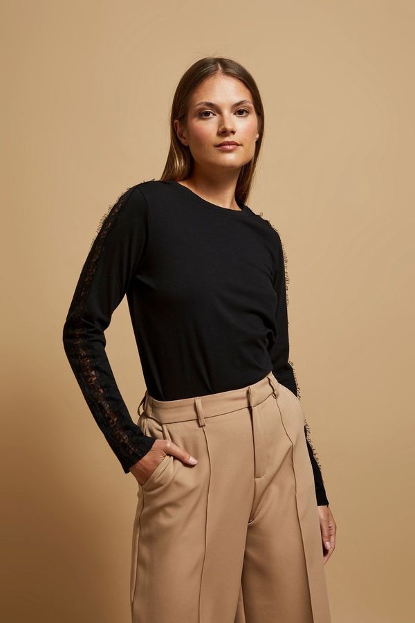 Moodo Blouse with lace on the sleeves