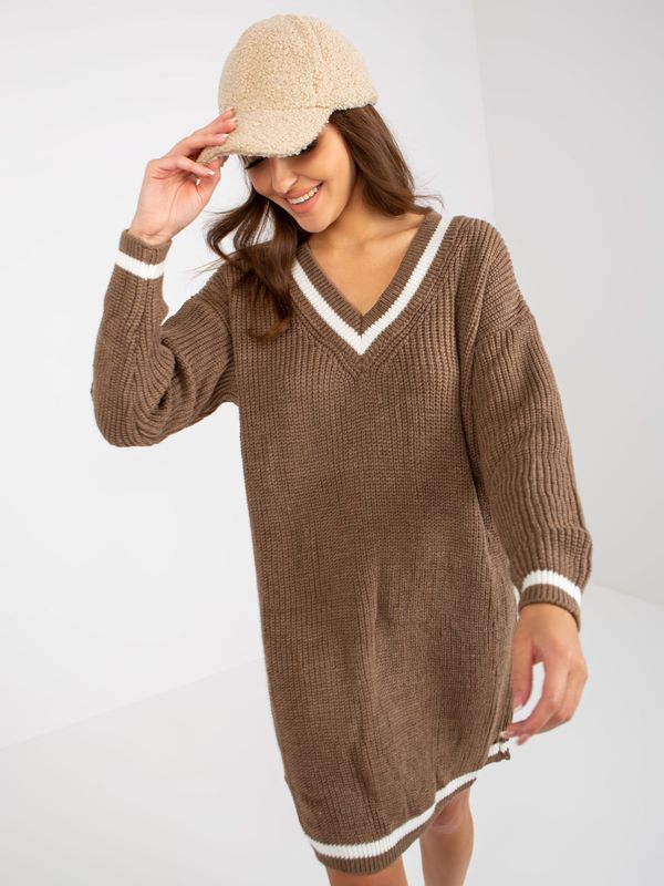 Fashionhunters Brown knitted dress with neckline in V RUE PARIS