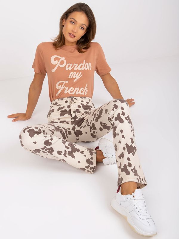 Fashionhunters Camel women's T-shirt with Jade print
