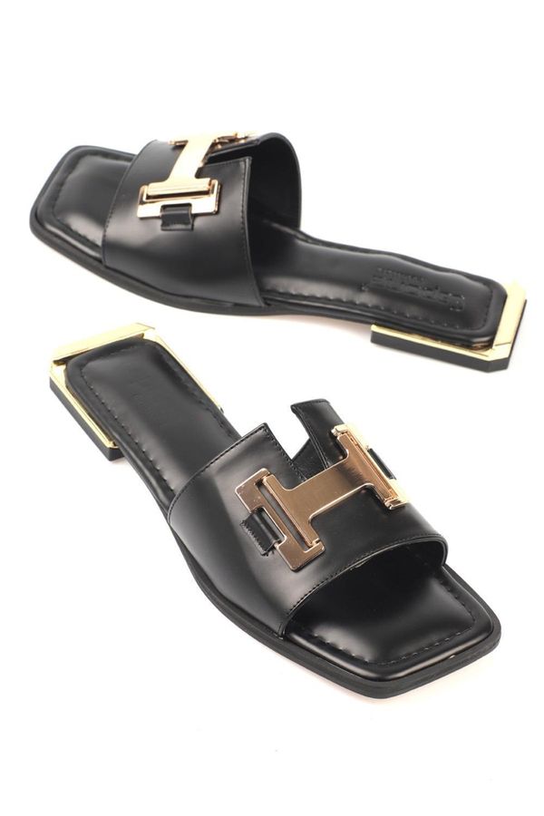 Capone Outfitters Capone Outfitters Women's Flat Toe Metal Buckle Metal Heel Detail Slippers