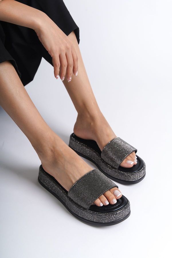 Capone Outfitters Capone Outfitters Women's Slippers with Wedge Heels and Stones