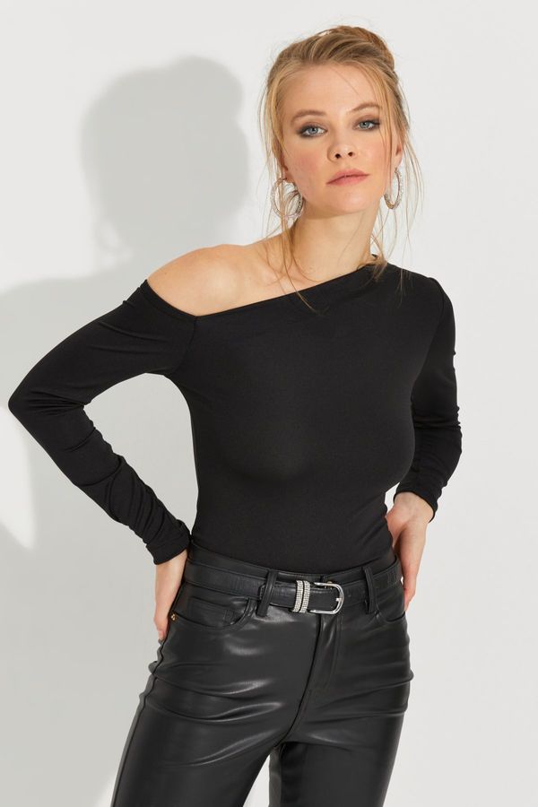 Cool & Sexy Cool & Sexy Women's Black Cross Collar Blouse