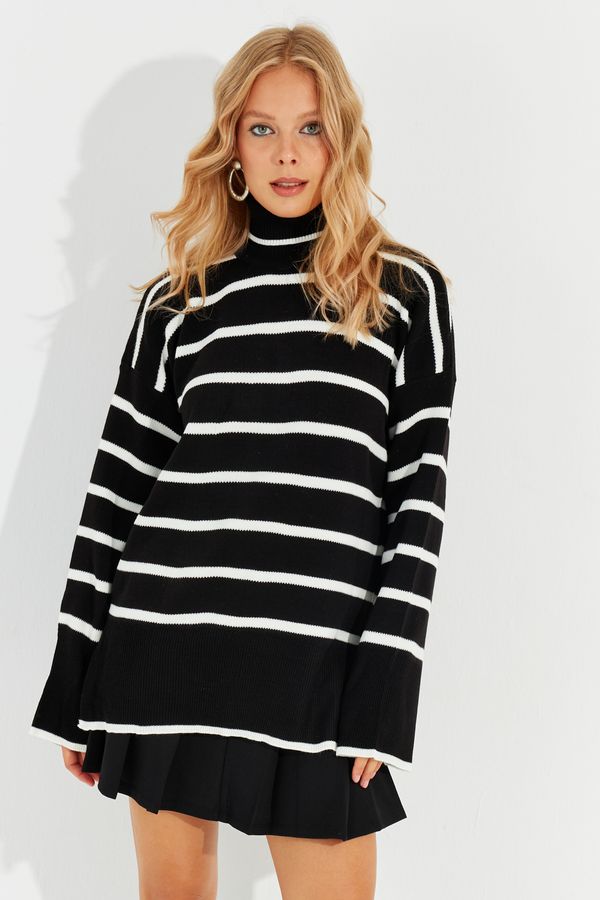 Cool & Sexy Cool & Sexy Women's Black Turtleneck Striped Sweater Q976