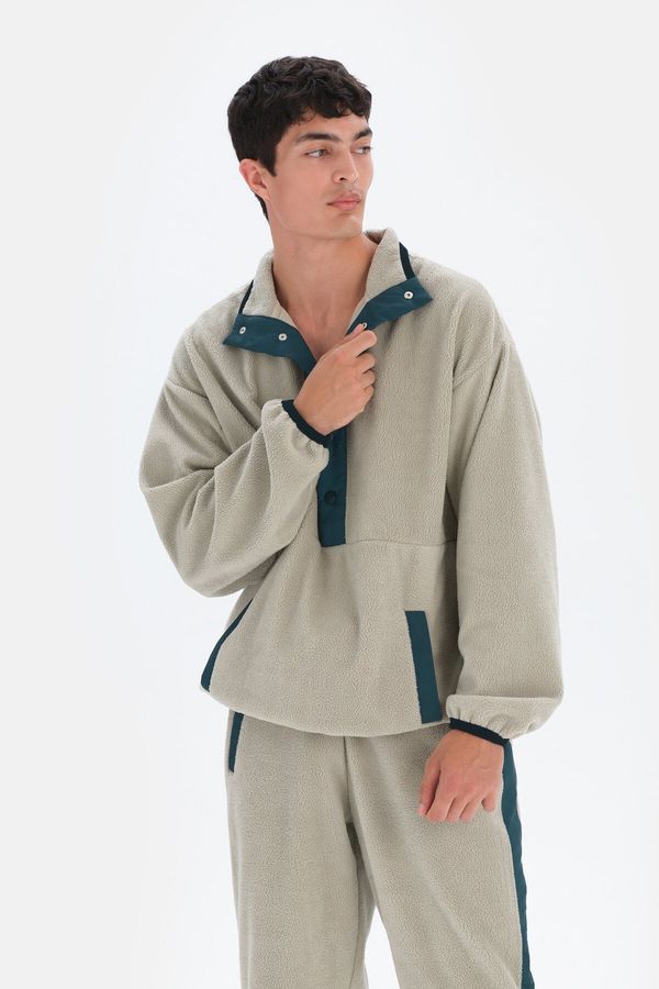 Dagi Dagi Stone Men's Snap-On Collar Pop Detailed Fleece Sweatshirt.
