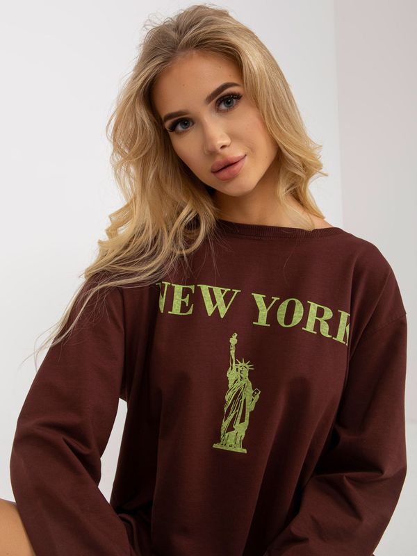 Fashionhunters Dark brown and yellow oversize long sweatshirt with slogan