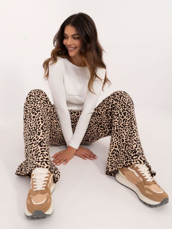 Fashionhunters Ecru-beige casual set with leopard pants