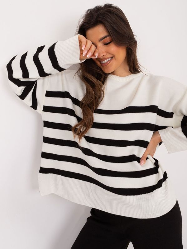 Fashionhunters Ecru women's oversize sweater with slits