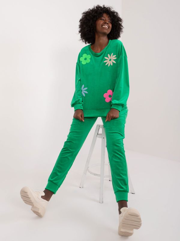 Fashionhunters Green two-piece women's set made of velvet