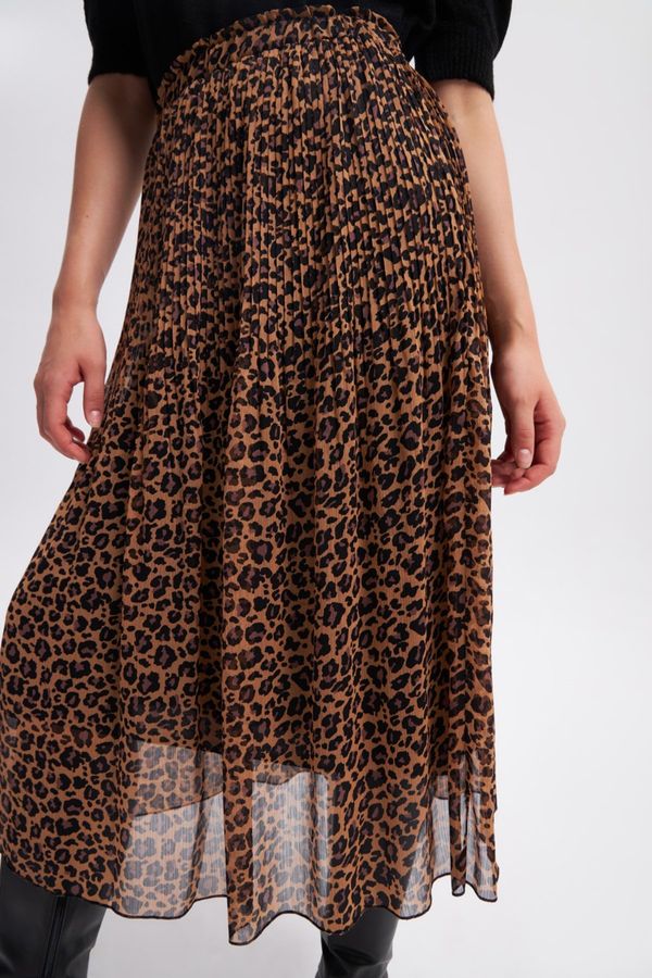 Gusto Gusto Leopard Patterned Pleated Skirt - Camel