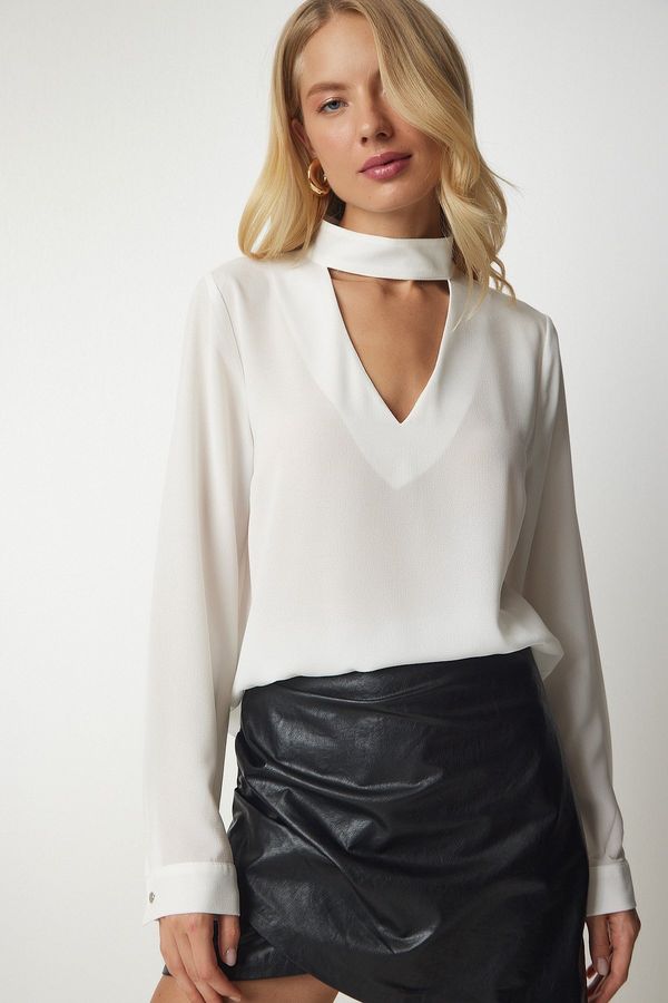 Happiness İstanbul Happiness İstanbul Women's White Crepe Blouse with Window Detailed and Decollete