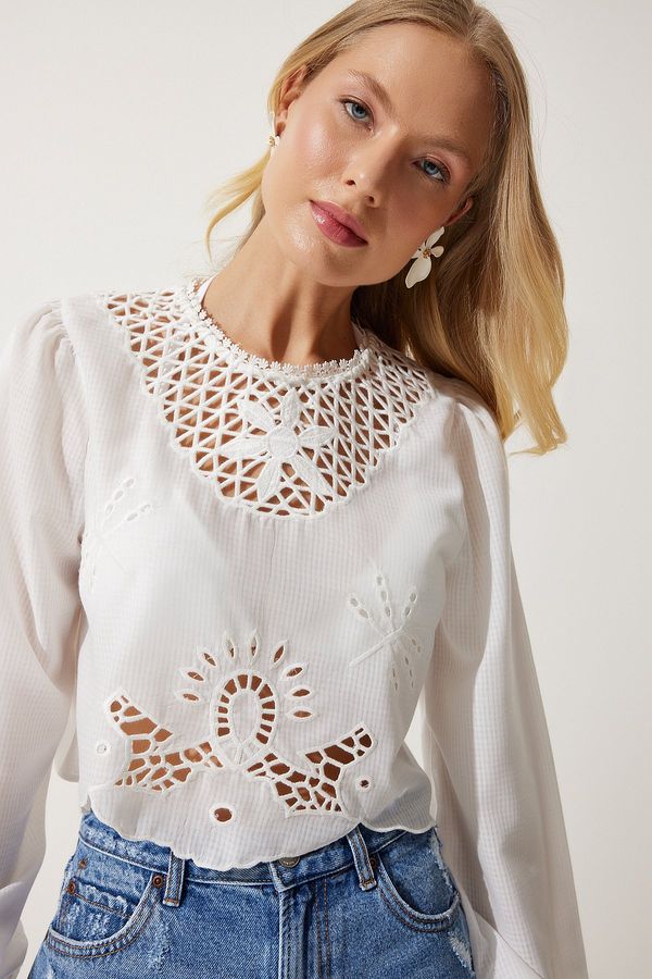 Happiness İstanbul Happiness İstanbul Women's White Scalloped Crop Knitted Blouse