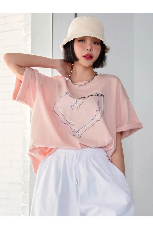 Know Know Women's Striped Figure Heart Powder Pink T-shirt with Have A Holiday Print