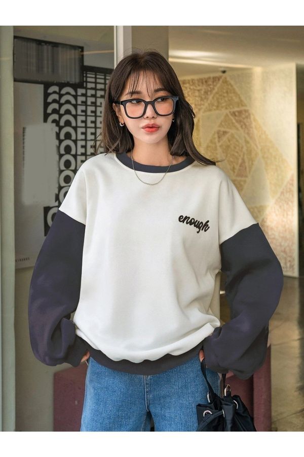 Know Know Women's White Enough Printed Smoked Sleeve Detail Oversize Sweatshirt