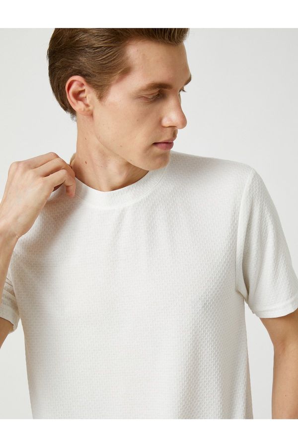Koton Koton Basic T-shirt. Textured Crew Neck Short Sleeves, Slim Fit.