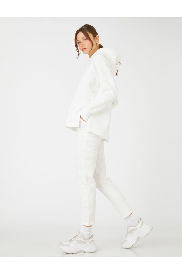 Koton Koton Skinny Leg Trousers with a relaxed fit, tied waist. With pockets.