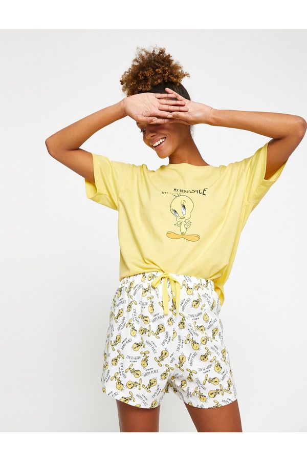 Koton Koton Tweety Printed Pajamas Set with Shorts and Short Sleeves.