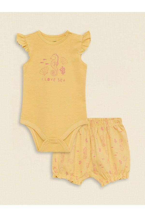 LC Waikiki LC Waikiki Crew Neck Printed Organic Cotton Baby Girl Body and Shorts with snap fastener 2-set
