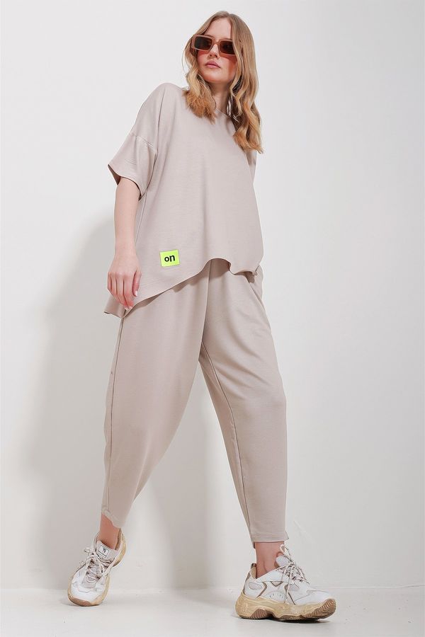 Trend Alaçatı Stili Trend Alaçatı Stili Women's Beige Crew Neck Asymmetric Cut Coated Blouse And Pants Suit