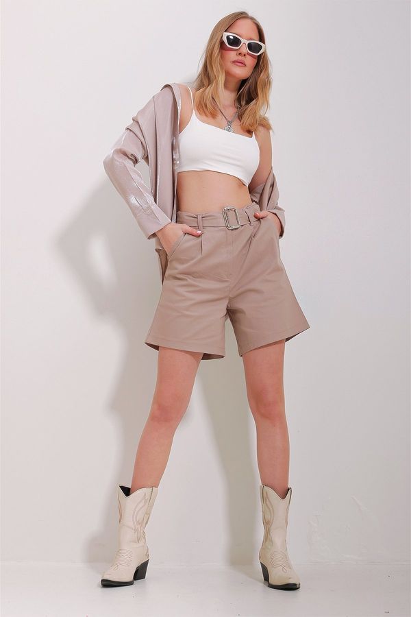 Trend Alaçatı Stili Trend Alaçatı Stili Women's Beige Double Pocket Waist Belted Gabardine Shorts
