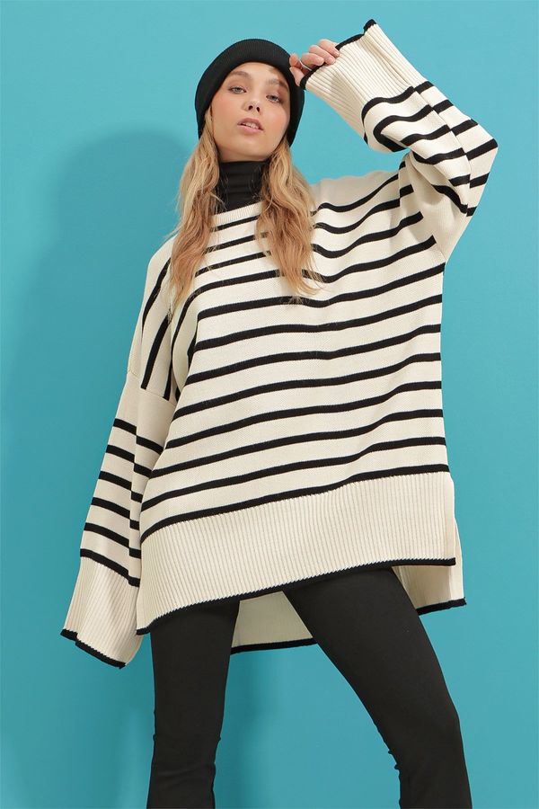 Trend Alaçatı Stili Trend Alaçatı Stili Women's Black Crew Neck Striped Side Slit Oversize Knitwear Sweater