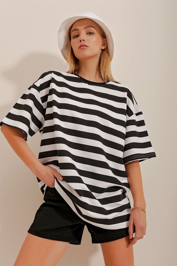 Trend Alaçatı Stili Trend Alaçatı Stili Women's Black Crew Neck Thick Striped Oversize T-Shirt