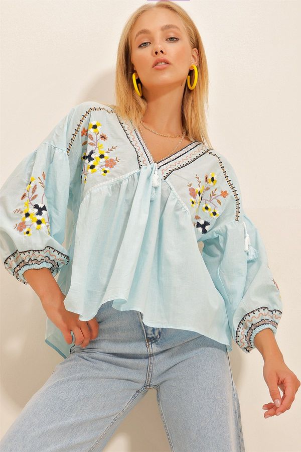 Trend Alaçatı Stili Trend Alaçatı Stili Women's Blue V-Neck Blouse with Balloon Sleeves and Embroidery