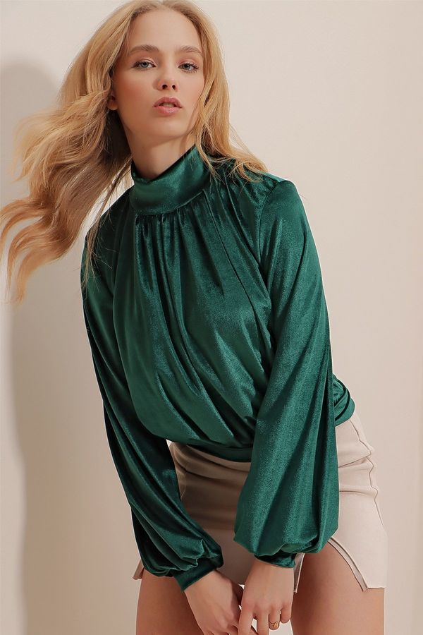 Trend Alaçatı Stili Trend Alaçatı Stili Women's Emerald Green High Collar Front Gathering Detailed Velvet Blouse