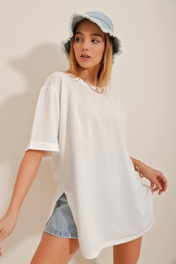 Trend Alaçatı Stili Trend Alaçatı Stili Women's White Crew Neck Double Sleeve Two Thread Side Slit Oversize T-Shirt