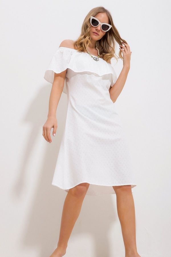 Trend Alaçatı Stili Trend Alaçatı Stili Women's White Madonna Collar Self Patterned Woven Dress