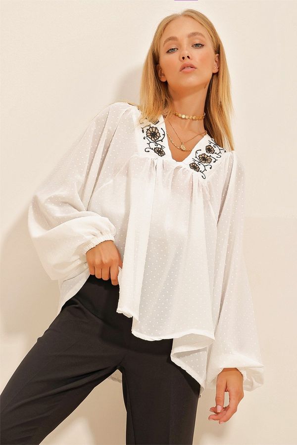 Trend Alaçatı Stili Trend Alaçatı Stili Women's White V-Neck Embroidery Textured Blouse