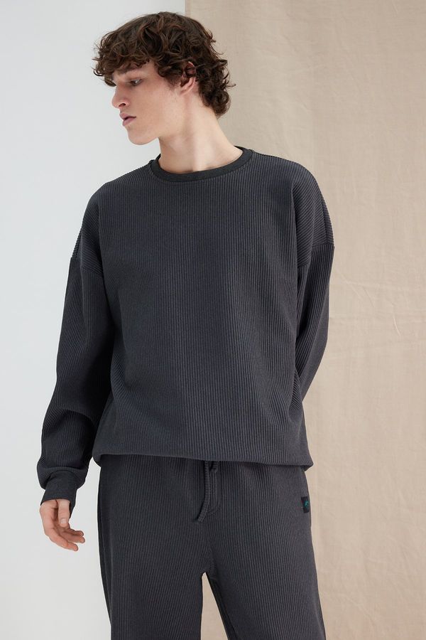 Trendyol Trendyol Anthracite More Sustainable Oversize/Wide Cut Label Detailed Textured Sweatshirt