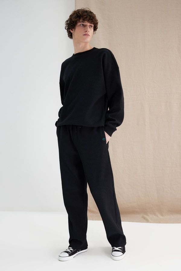 Trendyol Trendyol Black Oversize/Wide-Fit Textured Label Detail Sweatpants