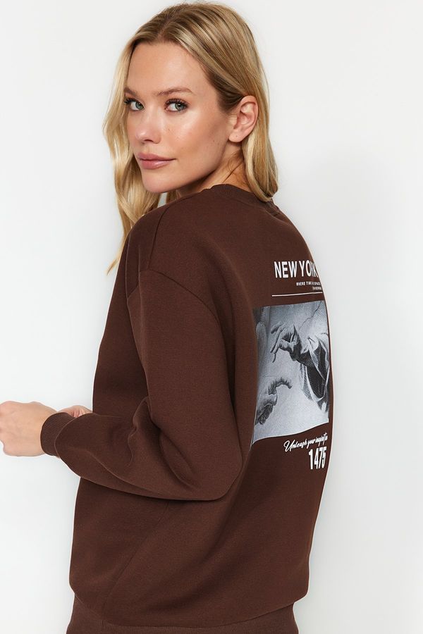 Trendyol Trendyol Brown Thick Fleece Interior Printed on the Back Cycling Collar Regular Fit Knitted Sweatshirt