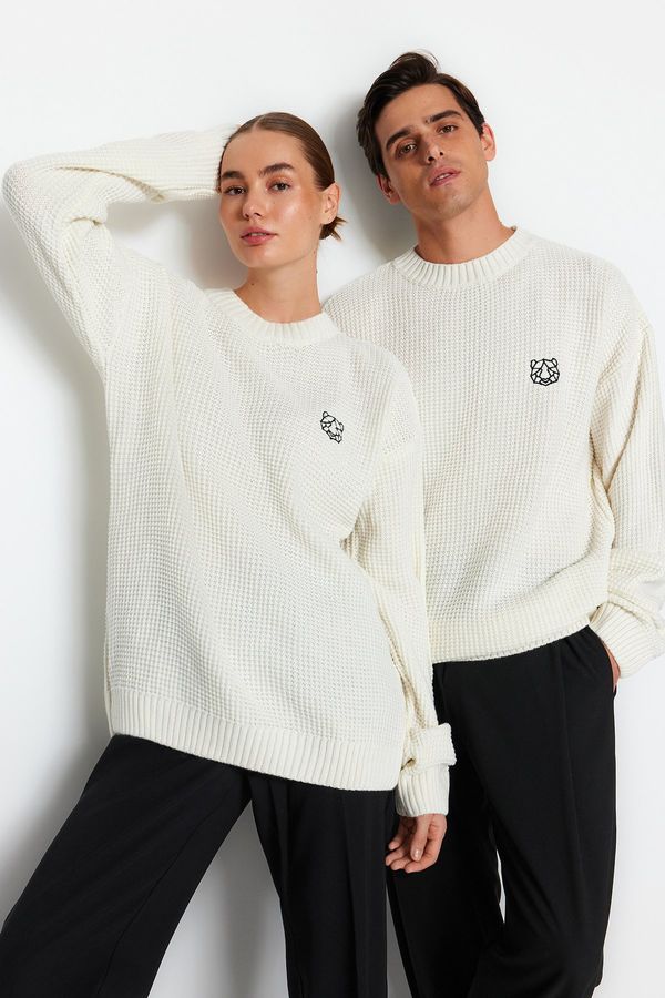 Trendyol Trendyol Ecru Oversize Fit Wide Fit Crew Neck Embroidered Knitwear Sweater