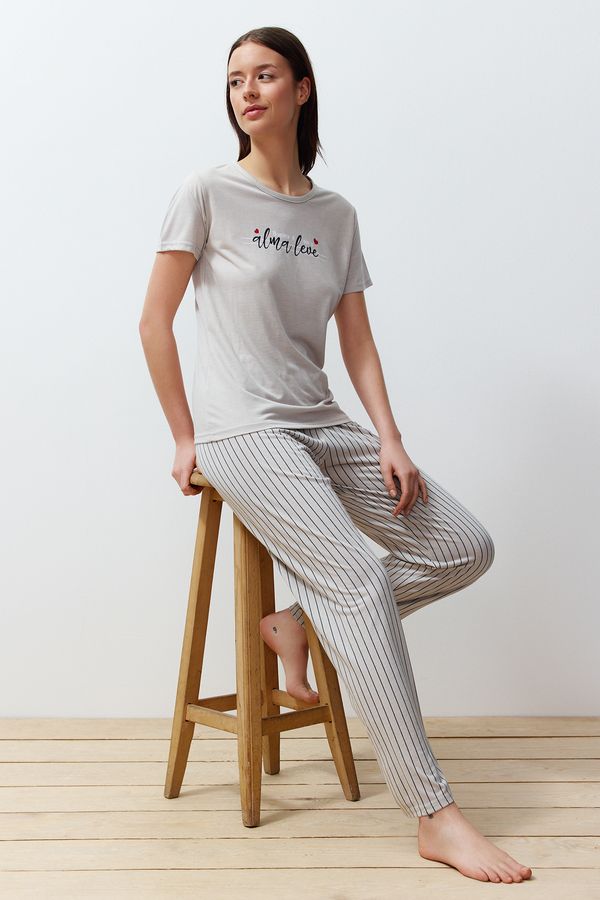 Trendyol Trendyol Gray Slogan Printed Striped Knitted Pajamas Set