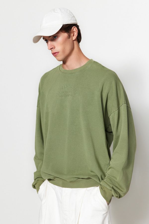 Trendyol Trendyol Light Khaki Men's Oversize/Wide-Collar Weared/Faded-Effect Text and Embroidered Cotton Sweatshirt.
