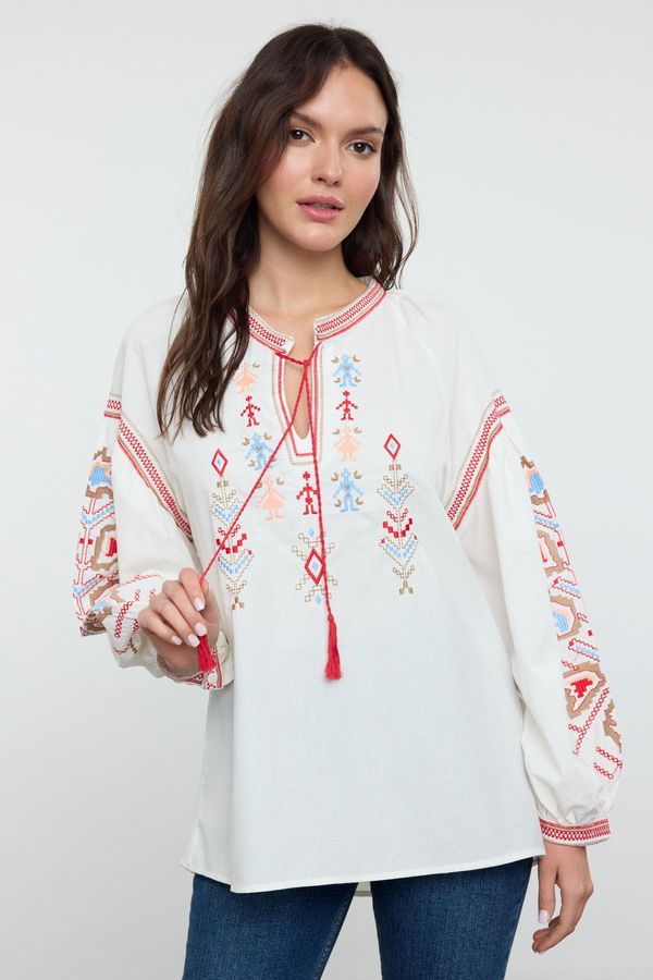 Trendyol Trendyol White Embroidered Neck Lace Detailed Woven Blouse