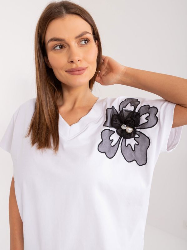 Fashionhunters White blouse with decorative flower BASIC FEEL GOOD