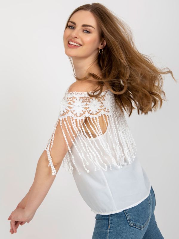Fashionhunters White women's Spanish blouse with lace