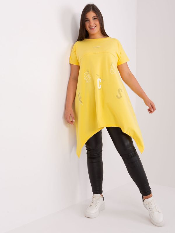 Fashionhunters Yellow blouse with asymmetrical plus size print