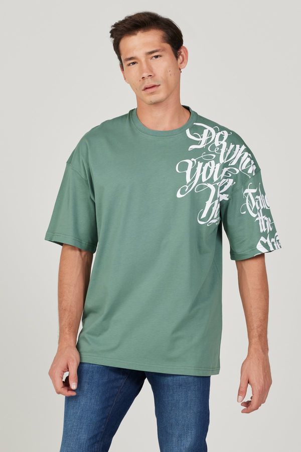 AC&Co / Altınyıldız Classics AC&Co / Altınyıldız Classics Men's Khaki Oversize Loose Cut Crew Neck 100% Cotton Printed T-Shirt