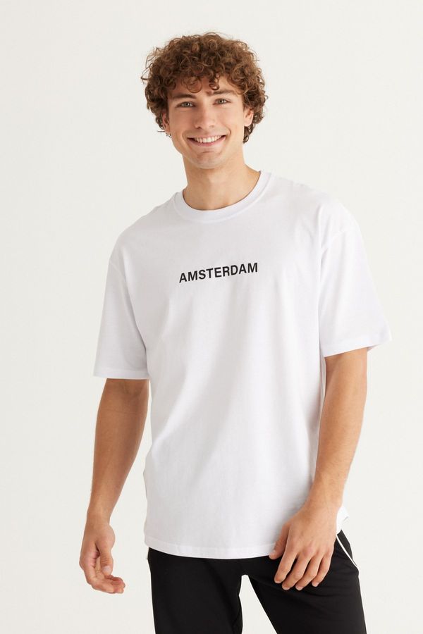 AC&Co / Altınyıldız Classics AC&Co / Altınyıldız Classics Men's White Long Fit 100% Cotton Oval Cut Crew Neck Amsterdam Printed T-Shirt